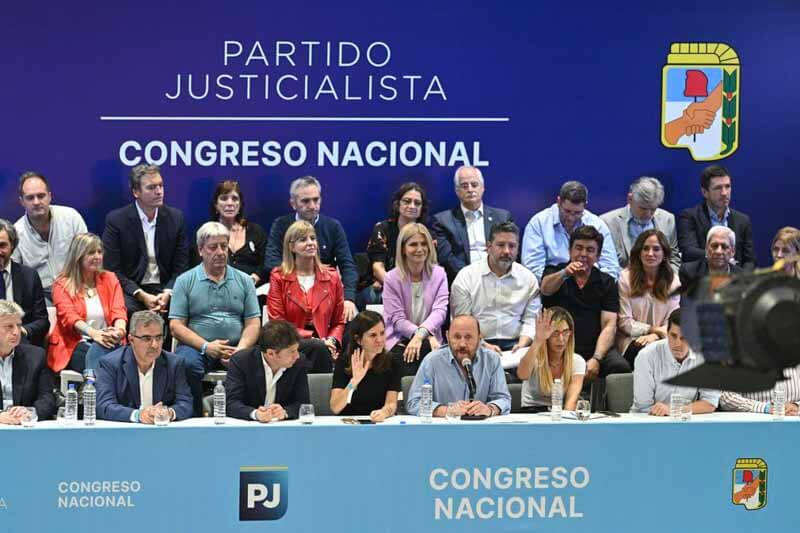 Desilusión, sorpresa y pena son algunas de las emociones que se manifestaron durante la cumbre en el club Ferro Carril Oeste, cuando se dio a conocer la nueva confirmación de la vicepresidente de que no encabezará la boleta del oficialismo en las elecciones presidenciales.