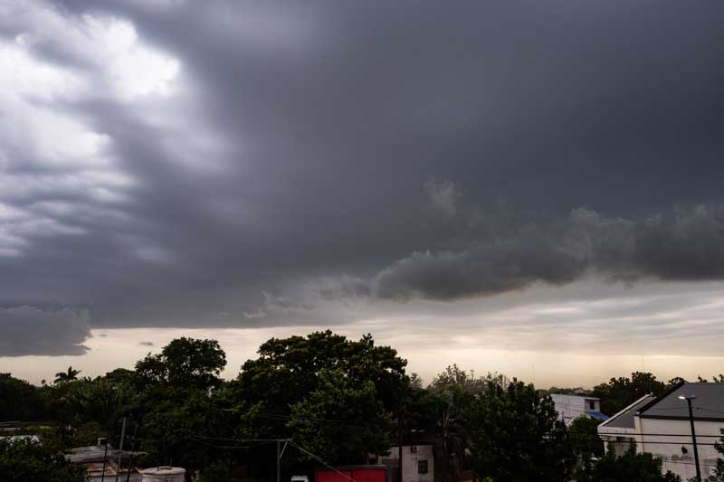 El pronóstico prevé temperaturas de 18°C como mínima y 28°C de máxima para la jornada, mientras que para la noche las condiciones tenderían a mejorar. Esto permitirá que la celebración navideña se lleve a cabo bajo un cielo nublado, pero sin lluvias.