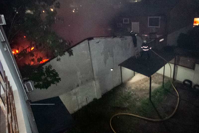Cuatro dotaciones de bomberos trabajaron en el lugar para sofocar las llamas. Según informaron vecinos, en ese terreno se encontraba una vivienda cuya dueña falleció hace un año, desde entonces las personas en situación de calle ocuparon el espacio, lo que ha sido motivo de reiterados reclamos.