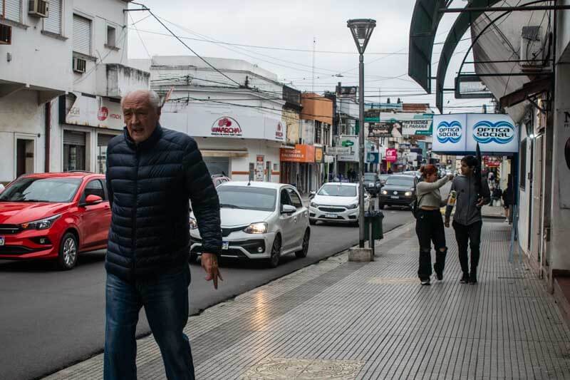 El domingo las condiciones serán similares, con cielos mayormente nublados. El viento del sur y del sureste predominará durante todo el fin de semana, y el sábado tendrá rachas de hasta 44 km por hora.