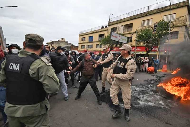 Previendo la llegada de la Policía Federal, la Prefectura y la Gendarmería, los manifestantes levantaron barricadas en la calle, frente al Comando Radioeléctrico, aunque la medida tomada resultó innecesaria en un primer momento, ya que la infantería fue retirada a cambio de la devolución de los móviles tomados para la protesta. Con la llegada de las fuerzas federales hubo un inicio de tumultos, que fueron rápidamente calmados.