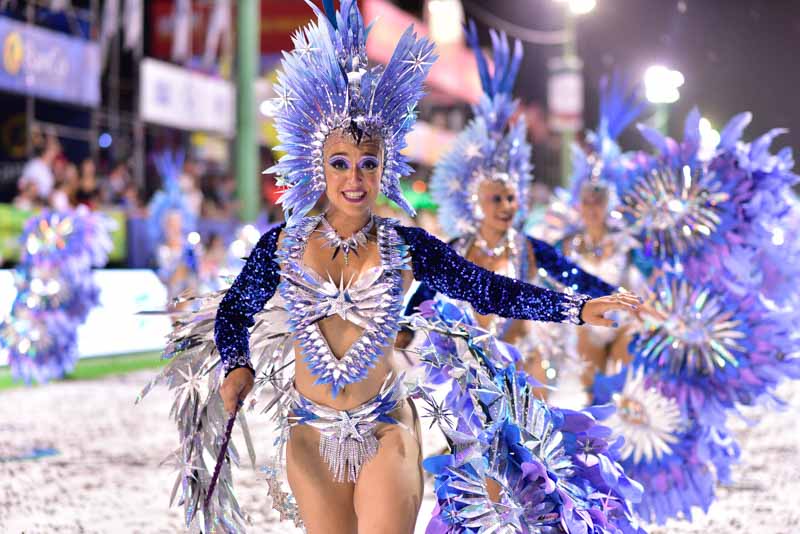 Con color y alegría las comparsas y agrupaciones musicales hicieron sentir el mejor espíritu festivo de nuestra fiesta carnavalera.