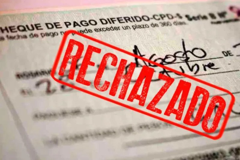 El documento resalta que la cantidad de cheques sin fondos 