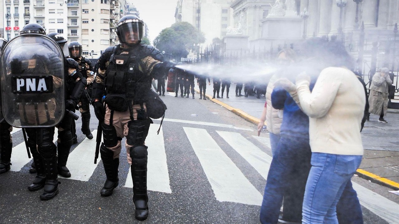 Luego de que los manifestantes derribaran las vallas, los efectivos de antidisturbios usaron primero tanquetas lanza agua, y después avanzaron en bloque para desalojar a los opositores con gases lacrimógenos y balas de goma. Tras lo cual la situación empeoró, con algunos manifestantes quemando contenedores, papeleras e incluso un automóvil, pero en los alrededores se mantenían pequeñas protestas pacíficas.
