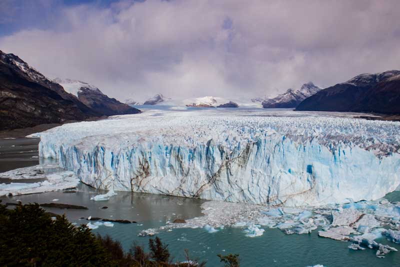 El objetivo central es destrabar inversiones mineras que, en proyectos de cobre, ascienden a US$35.000 millones.

La propuesta busca proteger solo los glaciares que cumplen una función hídrica efectiva y fortalecer la capacidad de las autoridades provinciales para la evaluación de impacto ambiental, respondiendo a reclamos de las Mesas del Litio y el Cobre (provincias como Mendoza, San Juan y Catamarca). La Ley original impide la exploración y explotación minera en glaciares y ambientes periglaciares.
