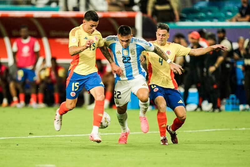 La Albiceleste llega tras una contundente victoria sobre Chile, y buscará mantenerse en la senda ganadora, a pesar de las ausencias de Messi y Di María. Colombia ve este partido como una revancha simbólica de la final de la Copa América, donde perdió contra Argentina, y, además, un triunfo fortalecería sus aspiraciones mundialistas.