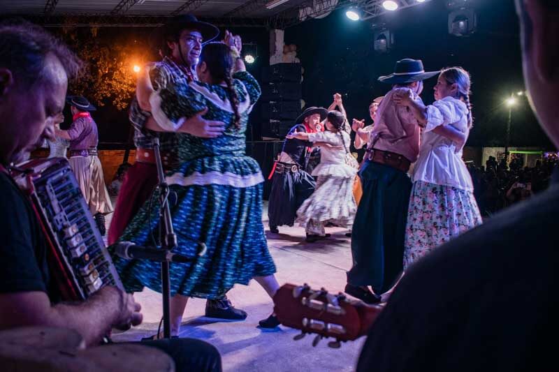 El chamamé es mucho más que un género musical: es el latido de una región y una expresión de identidad que traspasó fronteras. Con el sonido inconfundible del acordeón, el bandoneón y la guitarra criolla, este ritmo ha perdurado a lo largo del tiempo, consolidándose en el corazón del folklore argentino. La celebración no es solo una forma de recordar a Cocomarola, sino de mantener viva una tradición que resuena desde el noreste hacia el resto del continente.