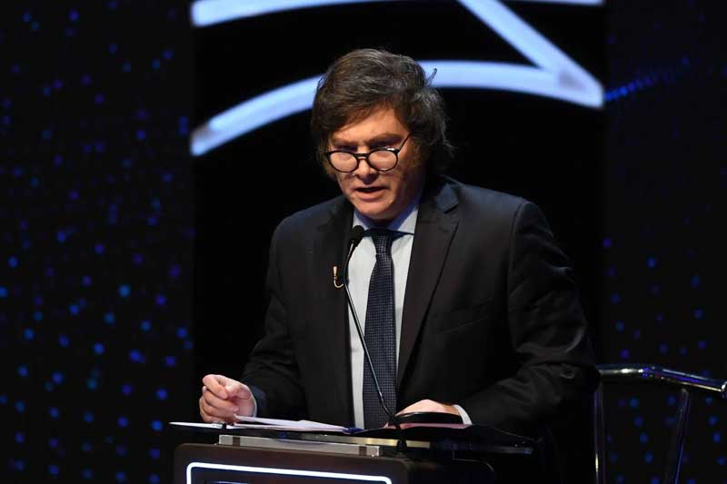 Los moderadores (Luciana Geuna, Pablo Vigna, Erica Fontana y Antonio Laje) solo intervendrán si hay faltas de respeto o agresiones verbales, si hablan a la vez o más de dos minutos seguidos. Finalmente, el tercer bloque será el de cierre, donde cada postulante tiene hasta dos minutos para transmitir un mensaje final al electorado, que está enmarcado en la pregunta “¿Por qué quiere ser presidente?”. 