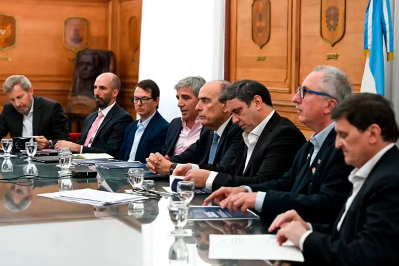 En forma presencial estuvieron los mandatarios de Entre Ríos, Rogelio Frigerio, y de Misiones, Hugo Passalacqua (con su ministro de Hacienda provincial, Adolfo Safrán). Después se sumaron el jefe de Gabinete del gobierno porteño, Néstor Grindetti, la vicegobernadora de Córdoba, Myrian Prunotto, el ministro de Hacienda de Corrientes, Marcelo Rivas Piasentini, y el ministro de Economía, Producción e Industria de Neuquén, Guillermo Koenig. 