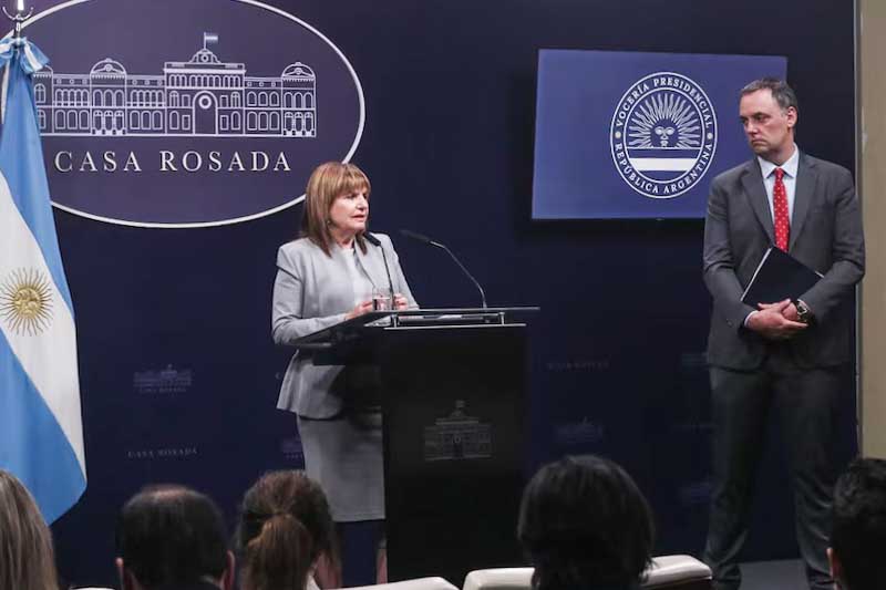 También prevé mayor participación de las víctimas durante todo el proceso judicial y define que el 82% de los delitos contemplados quedarán alcanzados por prisión efectiva. El proyecto establece que el abuso sexual y el homicidio agravado dejarán de prescribir, y endurece las penas para homicidio, robo, narcotráfico, pornografía infantil, trata de personas y accidentes de tránsito con responsabilidad comprobada. Según Bullrich, el objetivo es “dar vuelta la realidad” y garantizar que la Justicia actúe con mayor celeridad y cumplimiento efectivo de las condenas.