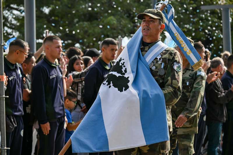 También formaron parte organizaciones civiles, ONG, grupos de scouts, cuerpos de bomberos voluntarios y ex combatientes de Malvinas, sumando diversidad al acto con sus respectivas delegaciones.