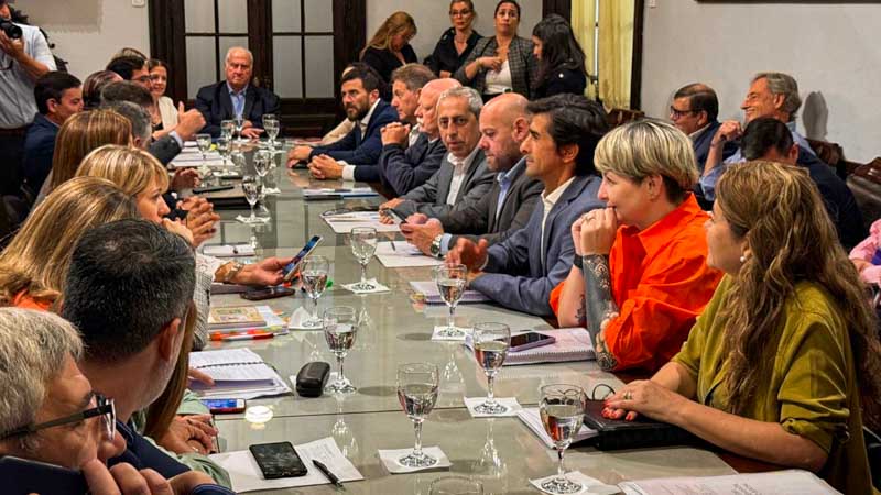 Durante la presentación abordaron aspectos clave del proyecto, enfatizando el cumplimiento de la ley de responsabilidad fiscal y las pautas macrofiscales establecidas a nivel nacional. Además, explicó que el presupuesto 