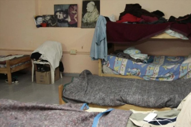 El refugio está dividido en dos sectores: uno para hombres, que lleva el nombre de Juan Pablo II, y otro para mujeres, denominado Santa Teresa de Calcuta, con capacidad total para unas 35 o 38 personas. Allí se brinda comida, abrigo, ropa limpia y un espacio digno donde descansar. El comedor, en tanto, ofrece desayuno, merienda y almuerzo, tanto a los alojados como a familias del barrio. Pueden donar de lunes a viernes entre las 7.15 y las 13 en la parroquia, o en cualquier momento del día en la guardia del refugio.
