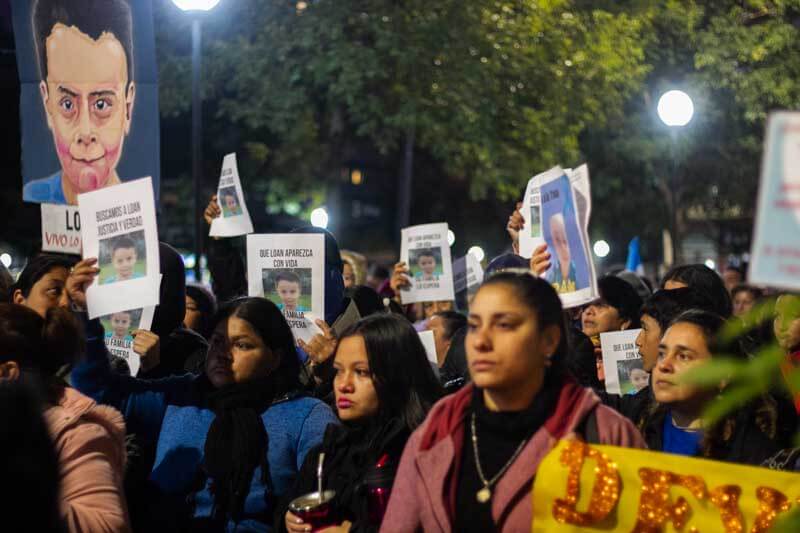 El rostro del pequeño desaparecido se confunde con las caras de preocupación y enojo de quienes reclaman justicia y que aparezca el niño correntino, quien es buscado desde hace un mes y medio. 