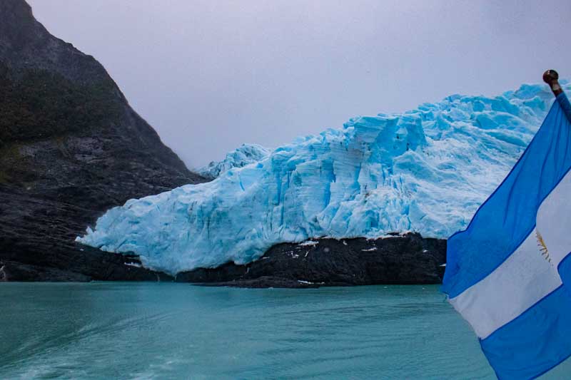 El eje de la preocupación radica en el cambio propuesto sobre el rol del Instituto Argentino de Nivología, Glaciología y Ciencias Ambientales, ya que la reforma busca transferir a las provincias la potestad de definir qué áreas deben ser protegidas. Según los expertos, esto implicaría reemplazar criterios científicos por decisiones económicas o políticas, especialmente en zonas de interés minero. En la carta, los firmantes remarcan su “compromiso con decisiones basadas en evidencia científica rigurosa y con la protección efectiva de los glaciares y del ambiente periglacial”, y destacan la adhesión de referentes internacionales como John Pomeroy, Samuel Nussbaumer, Antoine Rabatel, Bethan Davies y otros especialistas vinculados a organismos y universidades de alcance global.