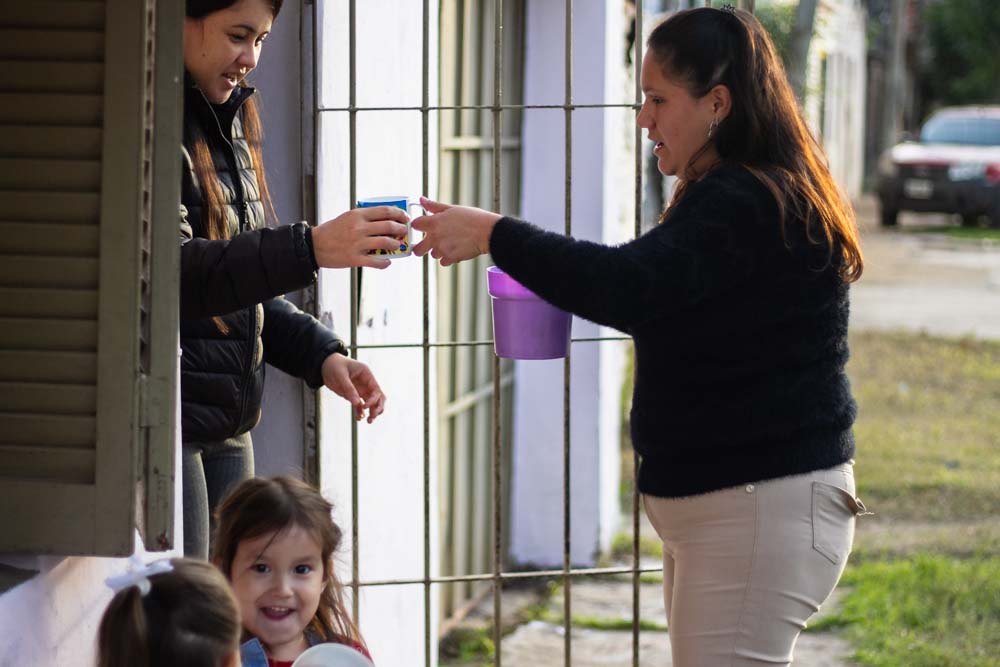 En los sectores medios, un 9% de las familias tuvo que desafiliarse de la prepaga o cambiar a los niños de escuela, y aumentó el uso de la tarjeta de crédito para la compra de alimentos. Mientras tanto, el 93% de las personas encuestadas cree que los programas de protección social que brinda el Estado son necesarios, pero en el 68% de los hogares que reciben estas prestaciones el dinero les alcanza para menos de la mitad de los gastos. 