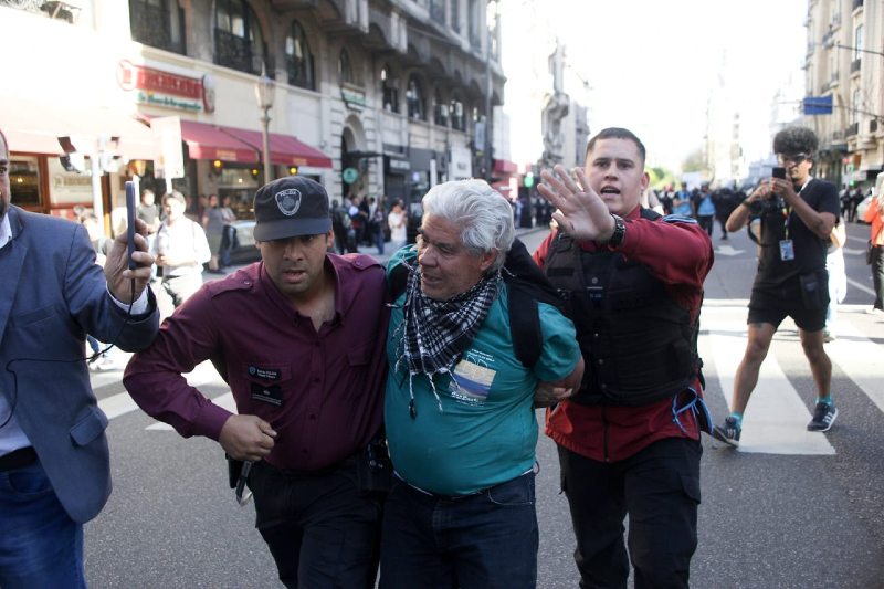 El reclamo de todos los miércoles es el mismo de siempre y las respuestas siempre son las agresiones. Tras la movilización la Defensoría del Pueblo de la Ciudad de Buenos Aires publicó un informe con críticas al operativo, donde calificó al “uso de la fuerza ejercido por la Policía de la Ciudad en forma ilegítima, desmedida y sin justificación”.