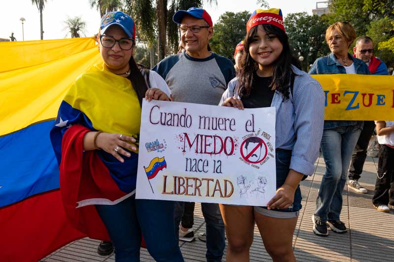 La movilización, convocada por la oposición para todo el mundo, desencadenó  protestas que abarcaron desde pequeños grupos en ciudades alejadas hasta multitudinarias concentraciones en algunas capitales internacionales. En la capital de Corrientes los manifestantes se congregaron en la plaza Sargento Cabral desde las 16 horas.