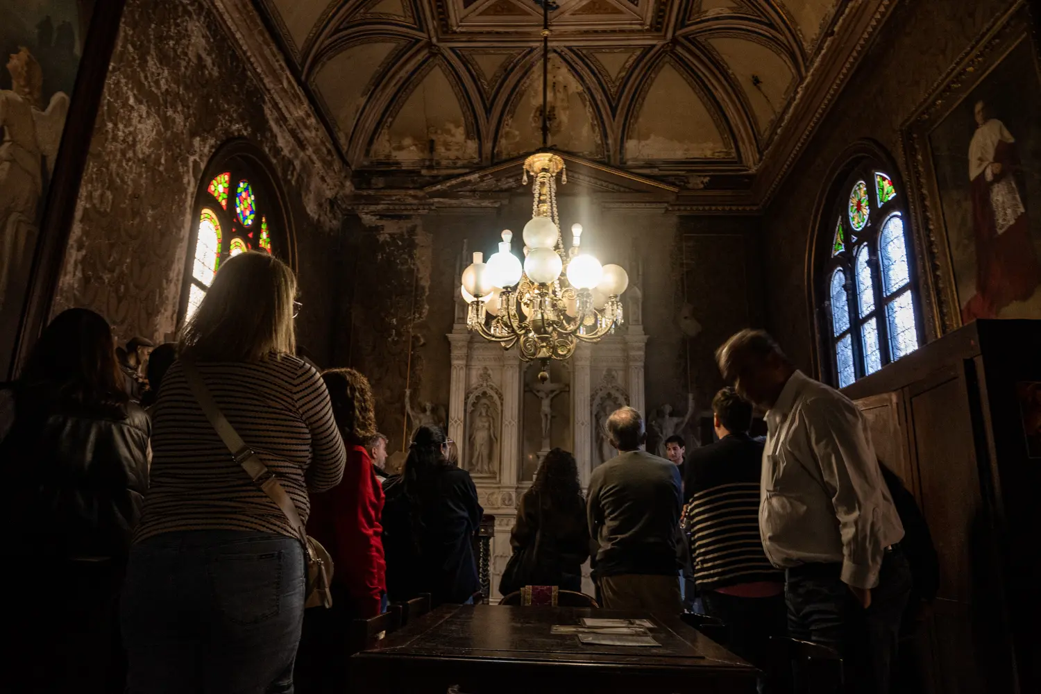 Las b&oacute;vedas muestran nuevamente la riqueza ornamental de Santa Felicitas. La decoraci&oacute;n no aparece &uacute;nicamente como un elemento est&eacute;tico: forma parte de la identidad de un templo concebido como espacio de memoria.
