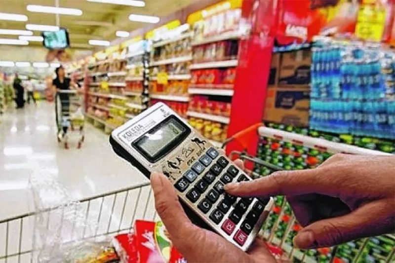 De acuerdo con el relevamiento, el nivel de ventas mayoristas se ubicó un 35 por ciento por debajo del que existía al inicio de la gestión de Milei, mientras que el de los supermercados continúa estando un 27% por debajo. Desde el comienzo de la gestión libertaria las ventas en los autoservicios mayoristas acumulan una caída del 21%, mientras que las de supermercados retrocedieron un 9%.