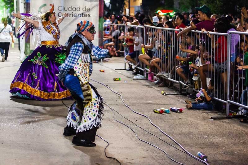 Mientras capturamos cada paso, durante su presentación notamos que no hay movimientos tímidos: bailan con fuerza, transmitiendo alegría a todos los presentes.