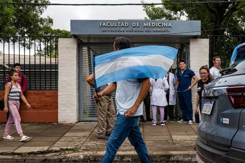 La aprobación ocurre en un contexto de paros y reclamos por parte de docentes y no docentes universitarios. El dictamen establece que el presupuesto destinado a las universidades se distribuirá en función de diversos criterios, como la cantidad de estudiantes y el tipo de carreras ofrecidas. Ahora será debatido en el Senado, donde se definirá su futuro.