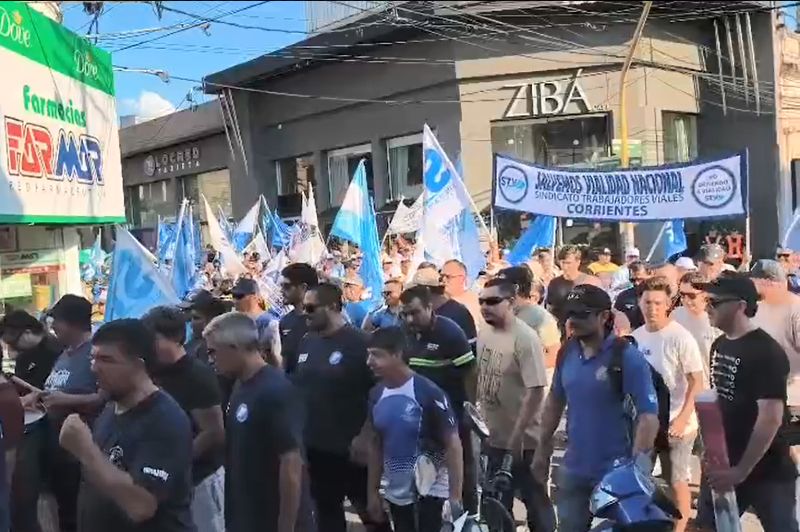 Las marchas se replicaron en distintas provincias y ciudades del país, en algunas, como en la capital cordobesa, hubo detenidos y también se vivieron horas tensas con represión policial a docentes. En otras, como Corrientes, una multitudinaria marcha se desarrolló de manera pacífica controlada por un operativo de seguridad dispuesto para ordenar la circulación vehicular y prevenir incidentes. Entre los sectores manifestantes se destacaron sindicatos vinculados al ámbito estatal, educativo y de servicios, además de agrupaciones sociales que acompañaron a la protesta.