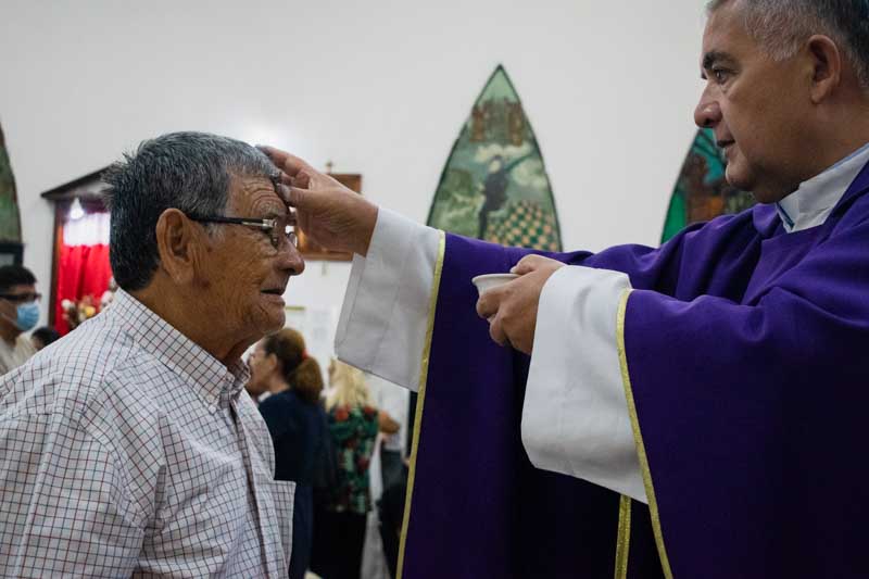 La iglesia es un lugar de encuentro y devoción para los feligreses, que buscan inspiración y consuelo en su fe.