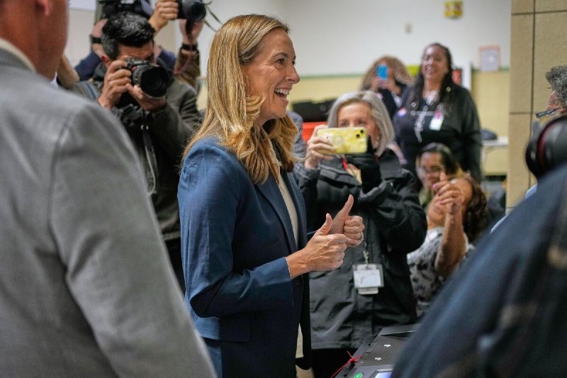 Las proyecciones de los principales medios de comunicación estadounidenses indicaron que en Nueva Jersey la demócrata Mikie Sherrill (foto) fue elegida gobernadora, tras superar al candidato republicano Jack Ciattarelli con el 65 por ciento de los votos escrutados, y el 58 por ciento de los sufragios a favor, contra el 42 por ciento de su rival, manteniendo la hegemonía demócrata sobre los republicanos.