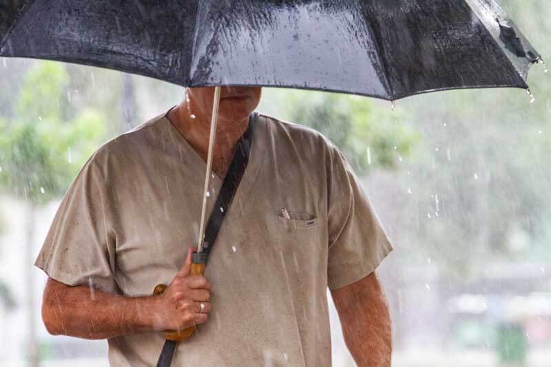 lluvia-ciudad-gente-paraguas-clima-paraguas
