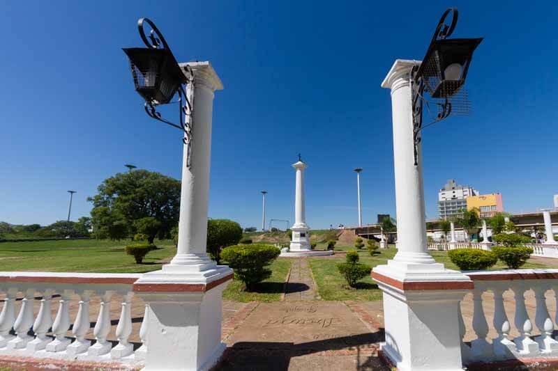 La primera edificación del asiento primitivo de la ciudad es el célebre fortín, donde se alza hoy el monolito en homenaje a Alvear, y donde está el primer monumento público de Corrientes, denominado la columna. 