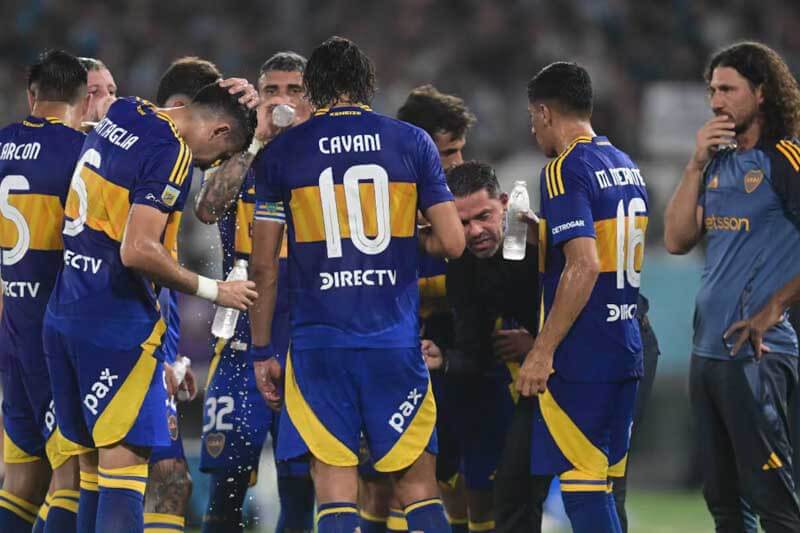 Independiente Rivadavia tuvo oportunidades claras, pero no logró concretar. Boca sufrió en la primera mitad, sin peso en el medio ni creatividad, pero mejoró con los ingresos de Zeballos y Battaglia. La victoria alivia a los dirigidos por Gago, aunque sigue la incertidumbre sobre su rendimiento.