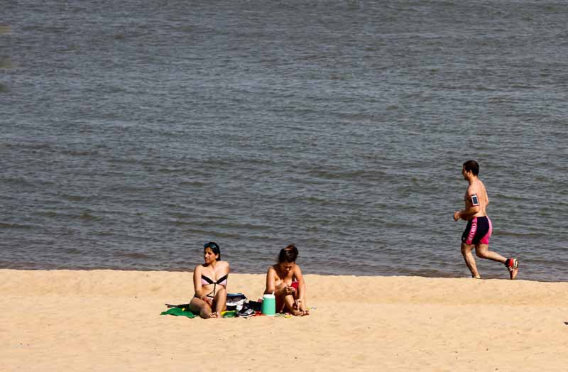 Marzo fue el tercer mes más caluroso, igual que en 2019. Se registraron dieciocho días en los que la temperatura máxima superó los 35ºC, mientras que durante diez días estuvo entre los 30ºC y 35ºC; y sólo en dos la máxima se situó entre 25ºC y 30ºC.