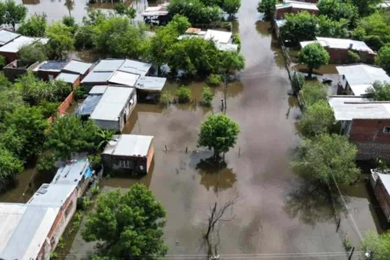 Según explicó el jefe comunal, la magnitud del fenómeno se vio agravada por el caudal proveniente de áreas rurales situadas a unos 70 kilómetros, que drena hacia el casco urbano. A este escenario se suma la paralización de una obra clave de dragado del riachuelo, detenida por un conflicto judicial, lo que dificulta el escurrimiento del agua. Ante este panorama y con pronósticos que anticipan nuevas lluvias, el municipio gestiona ante el Instituto Correntino del Agua y del Ambiente la reanudación de los trabajos como medida estructural para mitigar futuras inundaciones.