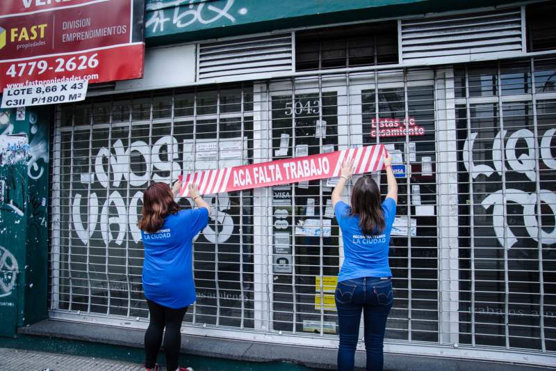 Un promedio de 28 cierres por día}