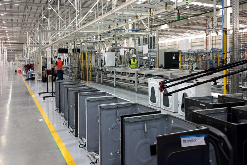 Whirlpool continuará únicamente con su oficina comercial y de distribución, mientras que la UOM intentó sin éxito que parte del personal fuera reubicado. “Dicen que invertir en Argentina es demasiado caro”, relató un operario tras la reunión con la compañía. Para quienes trabajaron allí, el cierre no solo implica perder su empleo: es el final de una apuesta industrial que, en apenas tres años, se transformó en una planta vacía y en una promesa incumplida.