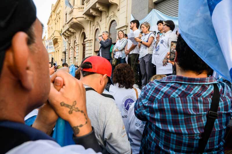 La movilización culminó frente al Rectorado de la Universidad Nacional del Nordeste (UNNE) con un abrazo simbólico y la lectura de un documento oficial.