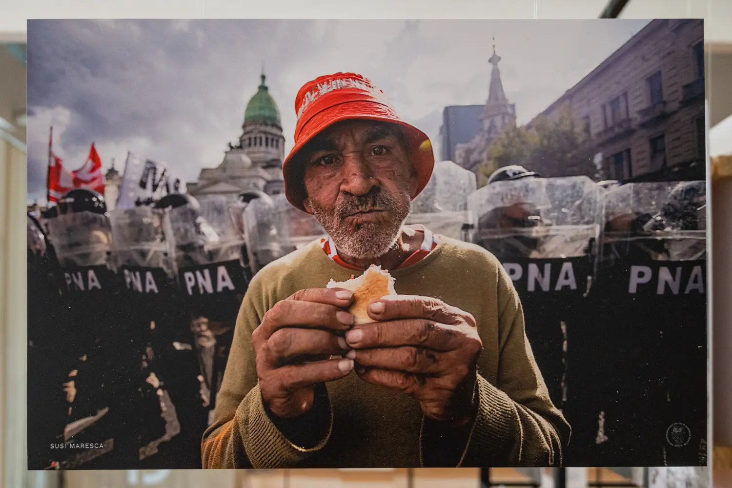 Un retrato ocupa uno de los espacios centrales de la exposición. Detrás de cada fotografía hay un momento irrepetible y la decisión de un reportero de detenerse allí para dejar registro de una persona, una escena o un acontecimiento.