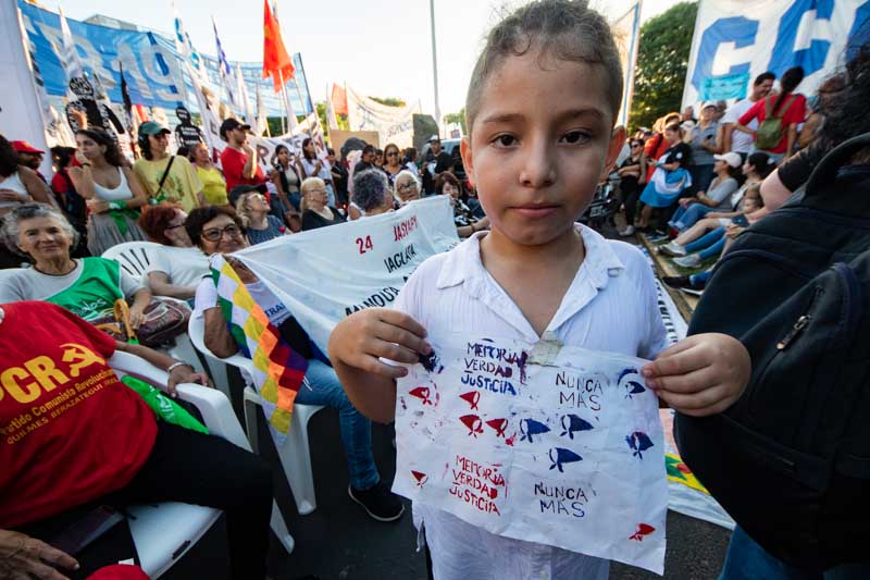 El Gobierno nacional desarticuló a la Comisión Nacional por el Derecho a la Identidad (Conadi), creada formalmente en 2004 para localizar bebés (en su momento) que fueron apropiados por los militares de la última dictadura, y que se encargaba de colaborar con Abuelas y Madres de Plaza de Mayo en la búsqueda de los raptados. 