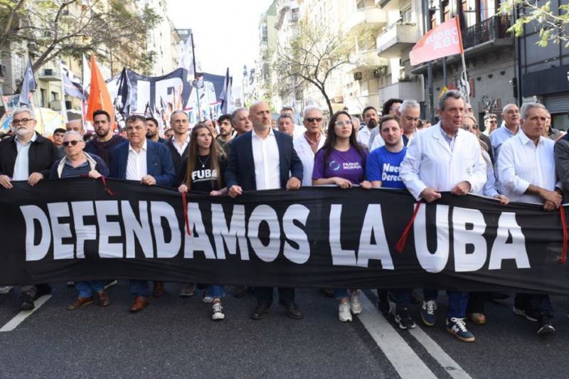 En medio de la amenaza de veto presidencial, y con un reclamo de declarar la emergencia presupuestaria de las universidades y del sistema de ciencia y técnica, en la Cámara baja de la Nación fue presentado un proyecto que, entre otros elementos, postula la actualización del presupuesto universitario, la regularización del trabajo “ad honorem”, el pago único por la pérdida salarial acumulada y una actualización de las becas estudiantiles.