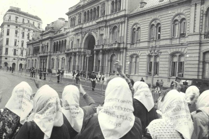 La conmemoración de esa etapa sangrienta de la vida institucional y social de Argentina al principio fue realizada de manera no oficial, por iniciativa popular, inmediatamente después de que se recuperara la democracia el 10 de diciembre de 1983, punto al que se llegó gracias a la presión popular con la realización de marchas y actos implementados por las organizaciones de derechos humanos (principalmente por las Madres de Plaza de Mayo) y los partidos políticos. 