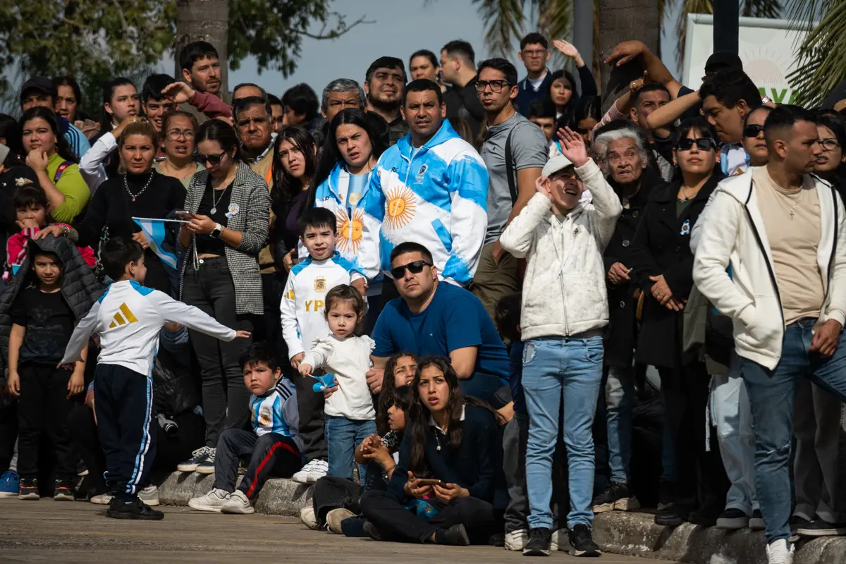 Desde temprano, familias, grupos de amigos y vecinos ocuparon las veredas de la costanera para seguir el paso de las delegaciones. Se estima que&nbsp;la convocatoria super&oacute; las 20.000 personas y convirti&oacute; al recorrido en un espacio de encuentro ciudadano.
