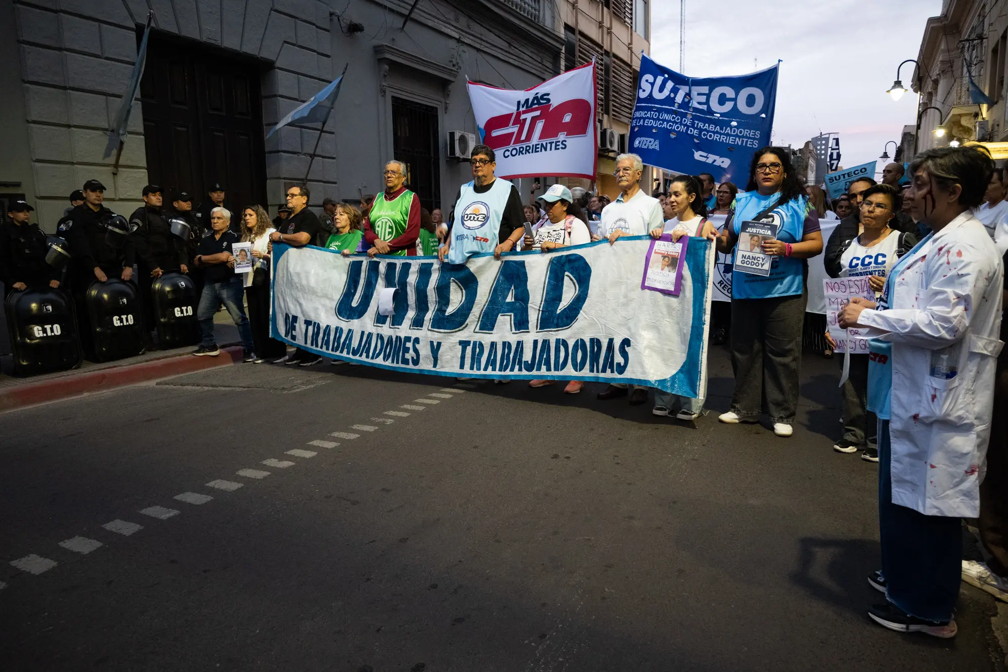 Antes de desaparecer, Godoy había presentado reclamos ante las autoridades educativas por las condiciones de la Escuela Rural N.º 626, entre ellas la falta de agua potable y de transporte oficial. Sus denuncias forman parte de los antecedentes que hoy también interpelan al sistema educativo provincial.