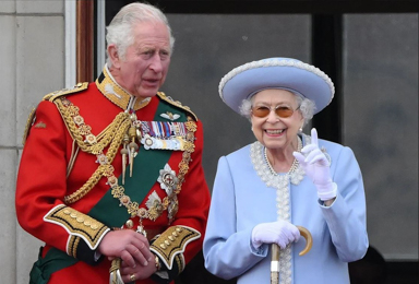 La Reina Isabel II junto a Carlos, heredo directo de la corona.