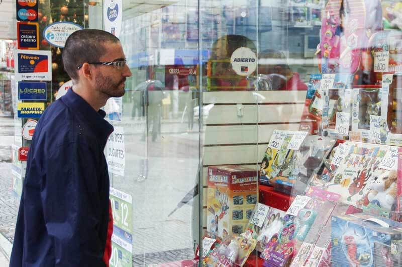 La producción local opera con 6 de cada 10 máquinas detenidas y muchas fábricas recurren a créditos para pagar sueldos y aguinaldos, mientras cierran comercios históricos en distintas provincias. A esto se suma un cambio estructural: la población de 0 a 14 años pasará de 10,4 millones en 2022 a 6,8 millones en 2040, lo que redefine la demanda futura. En este contexto, la CAIJ reclama controles efectivos y previsibilidad, y llama a priorizar el juguete argentino para sostener empleo y producción.