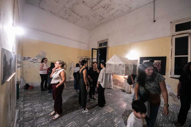 Las piezas se organizan en el espacio de manera continua, permitiendo un recorrido que articula distintas experiencias sin una estructura lineal.