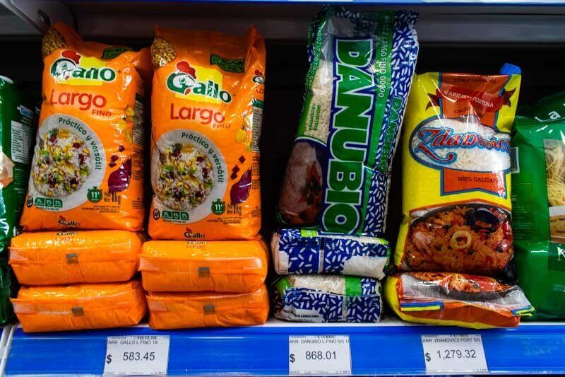 El arroz, otro artículo básico en la vida de los argentinos, no se queda atrás en esta escalada de precios. Se encuentra en la lista de productos envasados que más ha subido de precio en las góndolas. La disponibilidad de variedades ha disminuido considerablemente. Los aceites, por su parte, también mantienen su tendencia al alza.  