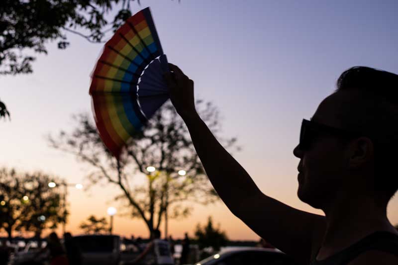 Asistentes llevaron distintos símbolos del colectivo, en una jornada que combinó manifestación pública y participación ciudadana.