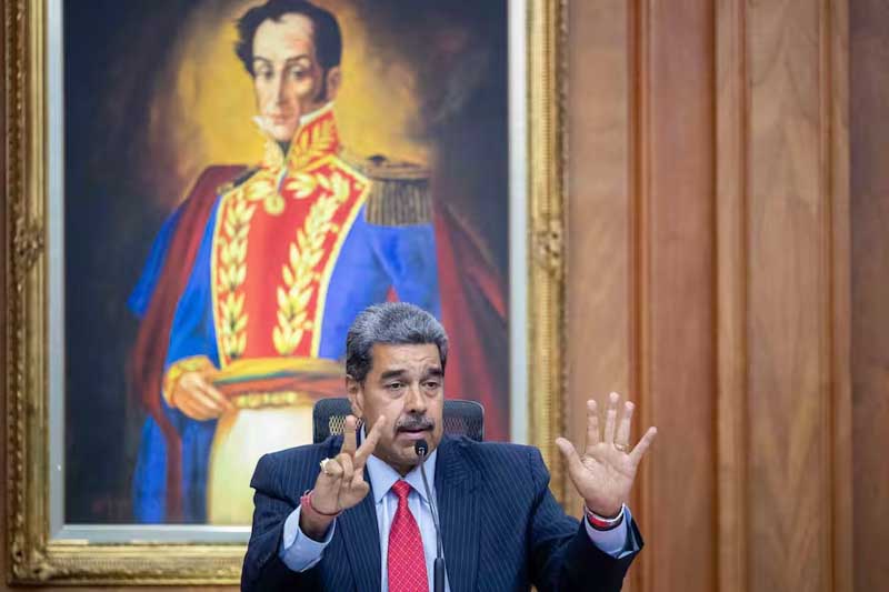 El Gobierno de Nicolás Maduro revocó hoy el permiso otorgado al Brasil para representar a la embajada de Argentina en Caracas, donde permanecen refugiados seis colaboradores de la oposición, argumentando que hay pruebas de que “las instalaciones de esa misión diplomática” se usan para planificar “actividades terroristas e intentos de magnicidio” contra el mandatario bolivariano.