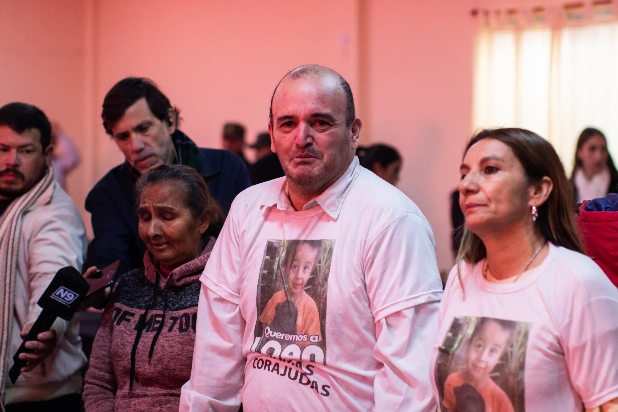 Más allá del rigor legal, el dolor social permanece latente. El grupo "Madres Corajudas" protagonizó un momento emotivo frente a los acusados, exigiendo respuestas concretas sobre el paradero de Loan. Esta presión ciudadana acompaña el inicio de un proceso que se anticipa complejo y prolongado.